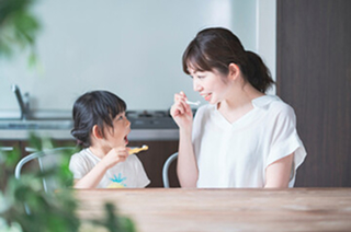 歯磨きをする親子